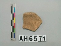 藏品(淺褐色夾砂陶片)的圖片